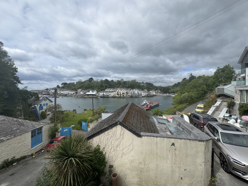 Lot: 10 - FREEHOLD PUBLIC HOUSE OVERLOOKING THE FOWEY ESTUARY WITH NINE EN-SUITE LETTING ROOMS - View of the river from the property